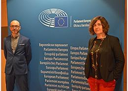 El cap de l'Oficina del Parlament Europeu a Barcelona, Sergi Barrera, i la directora de la Fundació Casa Amrica Catalunya, Marta Nin, signen un acord de collaboració entre les entitats.