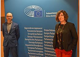 El jefe de la Oficina del Parlamento Europeo en Barcelona, Sergi Barrera, y la directora de la Fundació Casa Amrica Catalunya, Marta Nin, firman un acuerdo de colaboración entre ambas entidades.