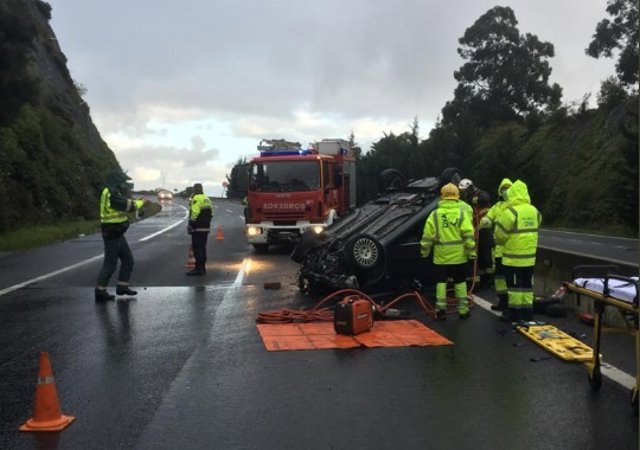 Vehículo volcado en la A-8