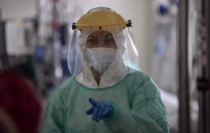 Una sanitaria trabaja en la Unidad de Cuidados Intensivos (UCI) dedicada a enfermos de coronavirus del Hospital Universitario Ramón y Cajal, en Madrid (España)