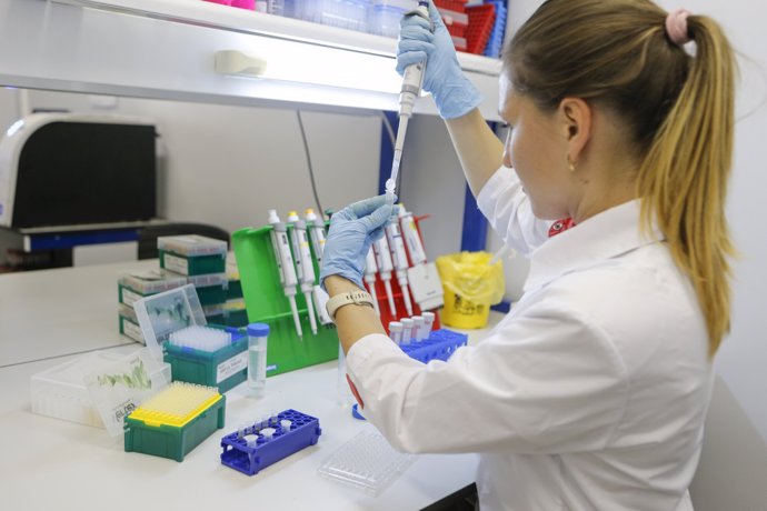 Una investigadora en el laboratorio que desarrolla la vacuna rusa contra el coronavirus Spuntik V