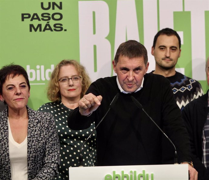 La cabeza de lista de EH Bildu al Congreso por Guipúzcoa, Mertxe Aizpurua (1i); el secretario general de EH Bildu, Arnaldo Otegi (en el atril) con otros compañeros de partido,  en  un acto en San Sebastián