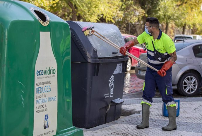 Limpieza de contenedores en Huelva