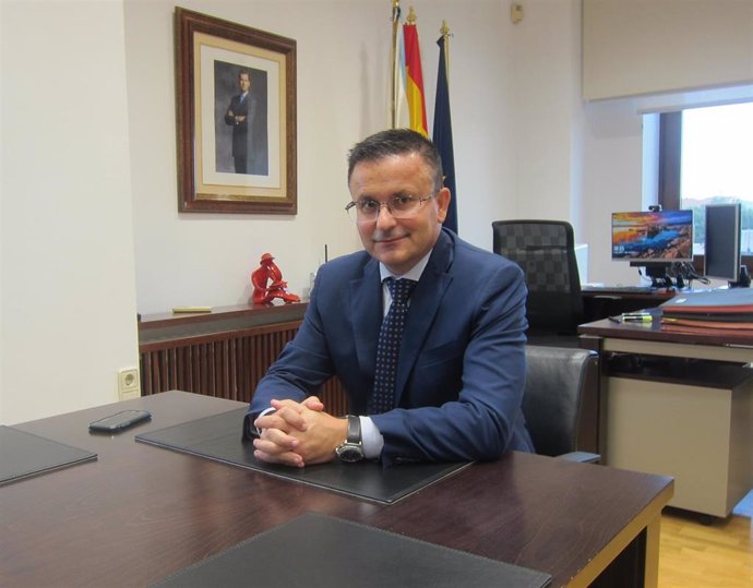 El conselleiro de Medio Rural, José González, en su despacho en entrevista con Europa Press