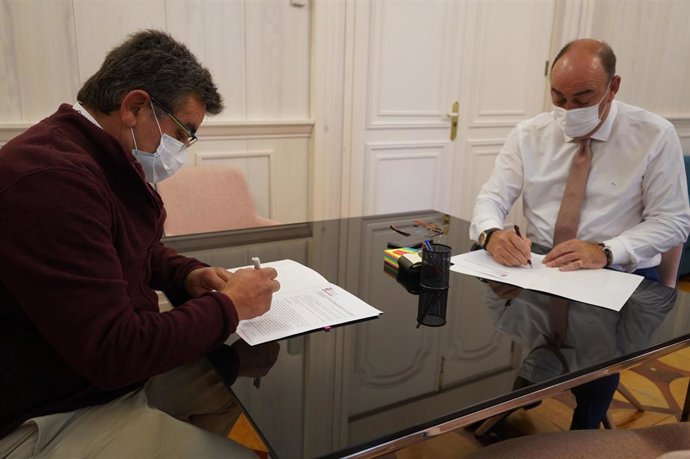 Firma del convenio con el museo.