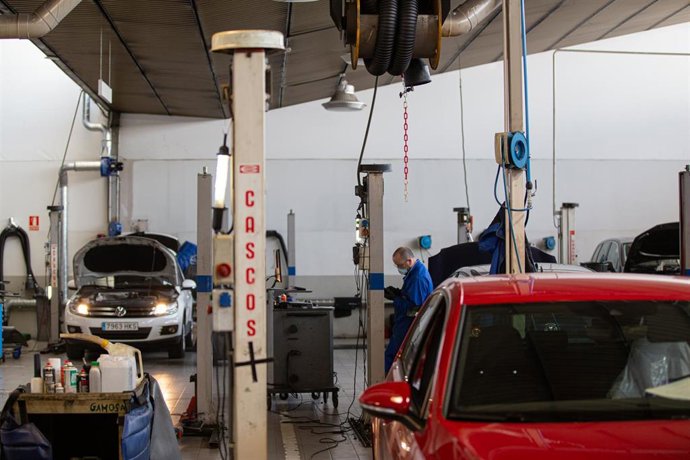 Imagen del interior de un taller de vehículos.