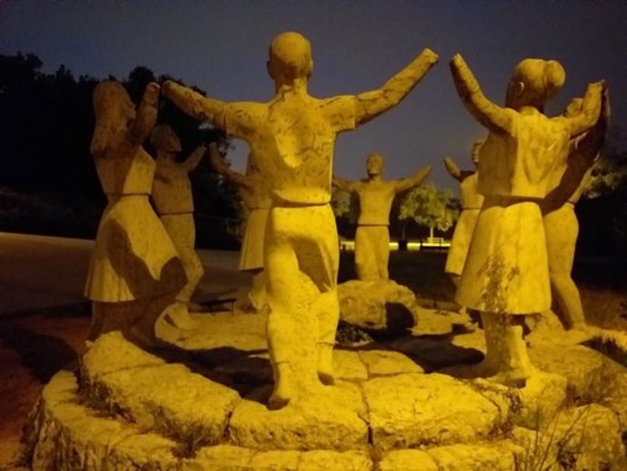 Pla obert del monument a la Sardana ubicat a Montjuc, on es veu les figures amb els braos amputats. Imatge cedida l'11 d'octubre del 2020 (Horitzontal)