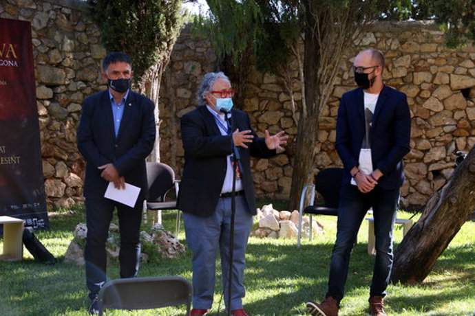 Pla obert del director de Tarraco Viva, Magí Seritjol; del conseller de Patrimoni de l'Ajuntament de Tarragona, Hermán Pinedo, en el debat inaugural de la XXII edició de Tarraco Viva. Imatge de l'11 d'octubre del 2020 (Hortizontal).