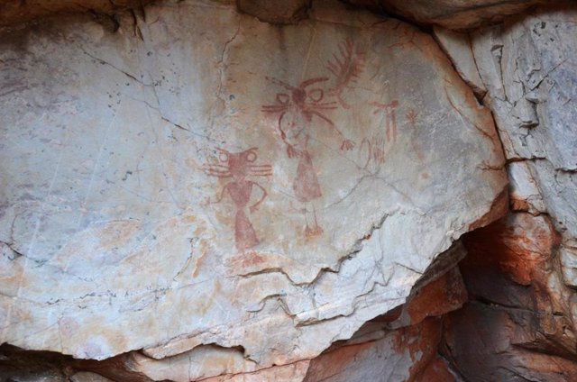Cultura interviene en la conservación y puesta en valor de las pinturas rupestres de Los Órganos en Despeñaperros