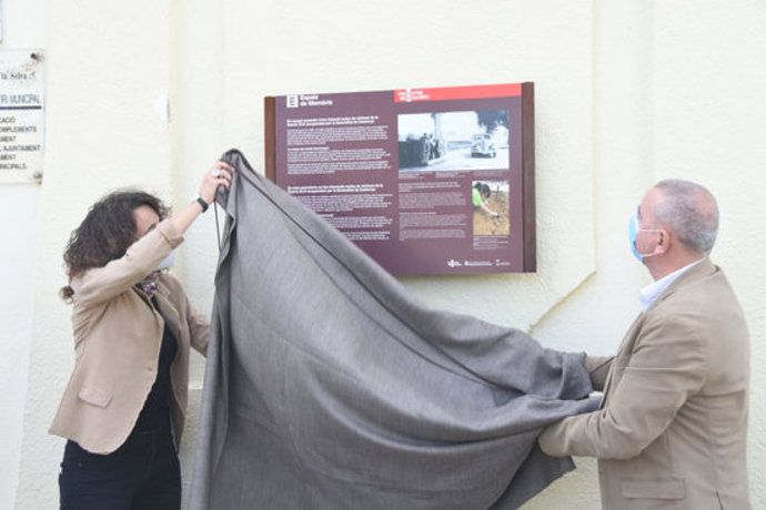 Pla mitj de la descoberta de la placa que s'ha fet aquest diumenge 11 d'octubre de 2020 a Cass de la Selva. (Horitzontal)