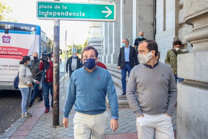 El alcalde de Madrid, José Luis Martínez-Almeida (i); y el delegado de Medio Ambiente y Movilidad, Borja Carabante.
