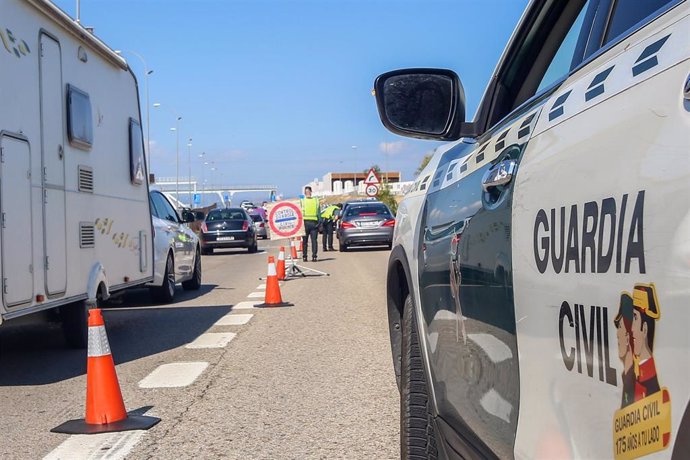 Agentes de la Guardia Civil vigilan durante un control efectuado en kilómetro 19 de la A-6, en Madrid, (España)