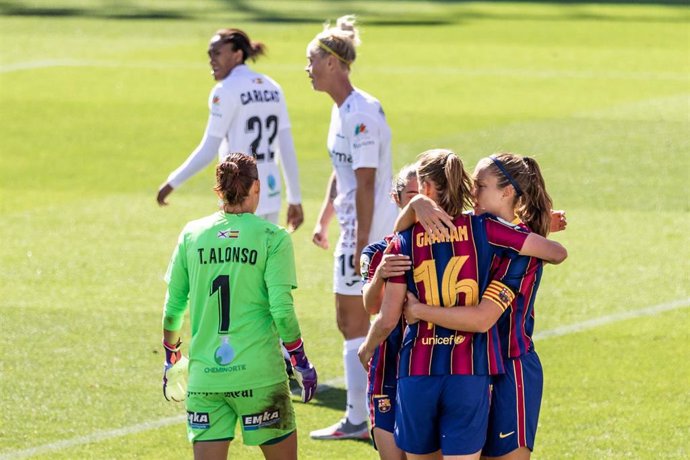 Alexia Putellas y Caroline Graham Hansen celebran uno de los goles del FC Barcelona ante el EDF Logroño en la Primera Iberdrola 2020-2021