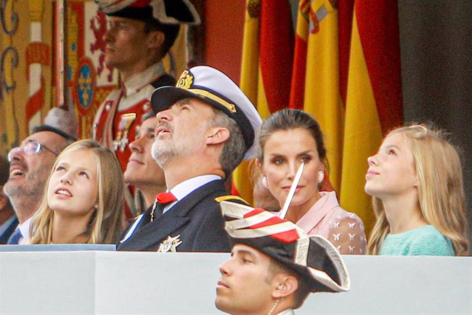 (I-D) La princesa Leonor, el Rey Felipe VI, la Reina Letizia y la infanta Sofía, asisten al desfile del Día de la Fiesta Nacional, en Madrid (España) a 12 de octubre de 2019.