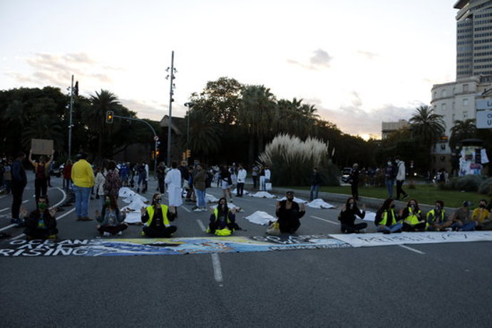 Pla general dels manifestants tallant aquesta tarda el Passeig de Colom. Imatge de l'11 d'octubre del 2020. (Horitzontal)