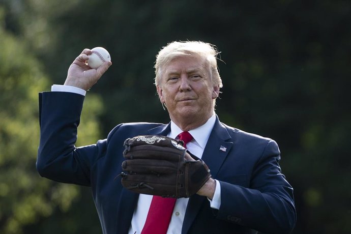 El presidente de Estados Unidos, Donald Trump, con una pelota y un guante de béisbol
