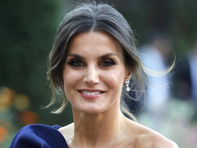 Queen Letizia of Spain arrives at the Grand Palais to visit the Miro exhibition on October 05,2018 in Paris, France.