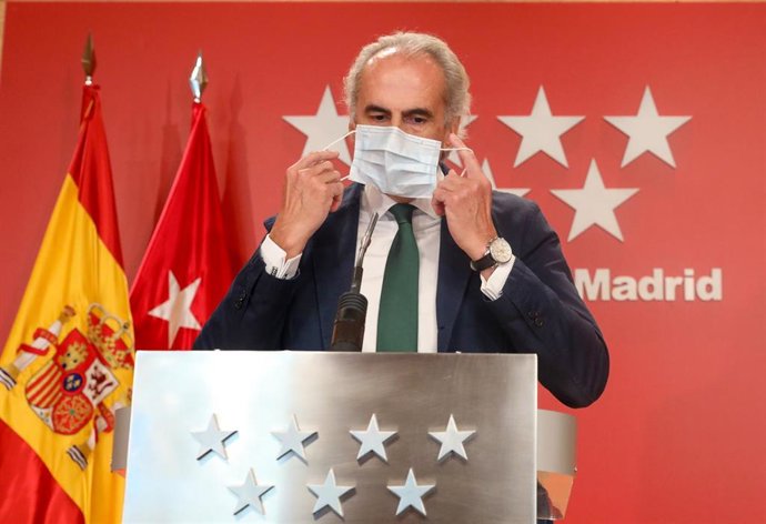 El consejero de Sanidad, Enrique Ruiz Escudero, se quita la mascarilla para ofrecer una rueda de prensa en la Real Casa de Correos, sede del Gobierno de la Comunidad de Madrid (España), a 9 de octubre de 2020. Durante su comparecencia, que se produce un