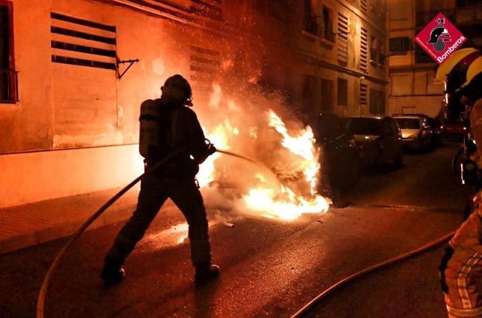 Un bombero extingue uno de los incendios de Elda