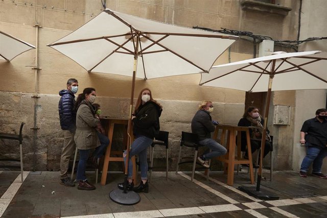Ambiente en una terraza ubicada en una calle de Pamplona, en Navarra, (España), a 11 de octubre de 2020. El Gobierno de Navarra aprobará una orden foral con nuevas medidas restrictivas para contener el avance del Covid-19 que contempla, entre otras medida