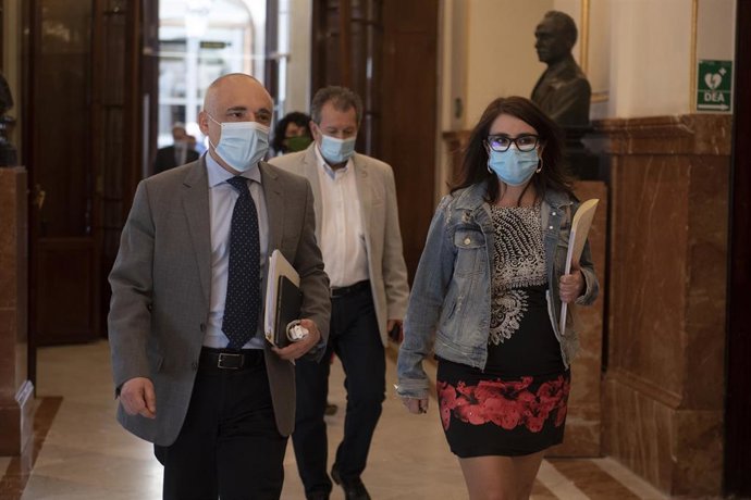 La portavoz del PSOE en el Congreso de los Diputados, Adriana Lastra; y el Secretario general del Grupo Socialista en el Congreso, Rafael Simancas, a su llegada al último pleno 