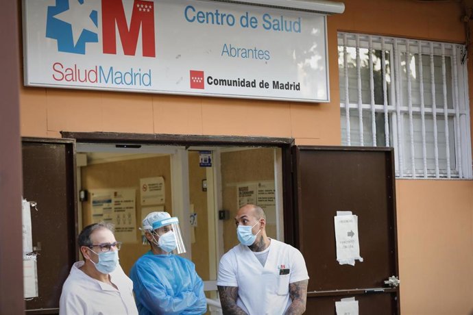 Tres sanitarios durante una concentración en el Centro de Salud Abrantes para pedir más recursos en Atención Primaria y otras áreas sanitarias, en Madrid (España) a 8 de octubre de 2020. Esta es una de las concentraciones convocadas hoy por asociaciones