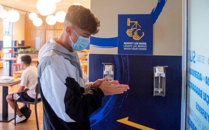 Un jugador de las categorías formativas del FC Barcelona se lava las manos