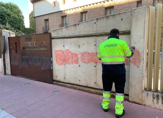 Un operario de Limpieza del Ayuntamiento de Valladolid adecenta la entrada de la Casa de Colón, donde se han realizado pintadas la pasada madrugada.