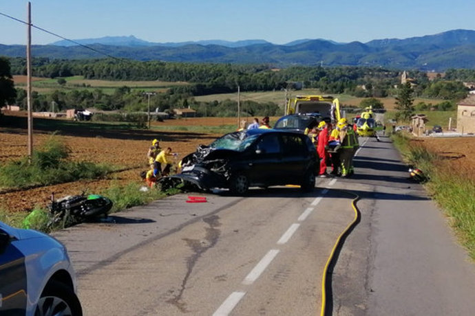 Pla general dels vehicles implicats en l'accident a Vilademuls (Pla de l'Estany) el 12 d'octubre del 2020. (horitzontal)