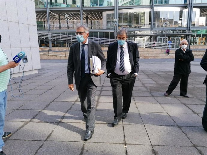 Francisco Álvarez-Cascos a su llegada al juzgado con su abogado Luis Tuero.