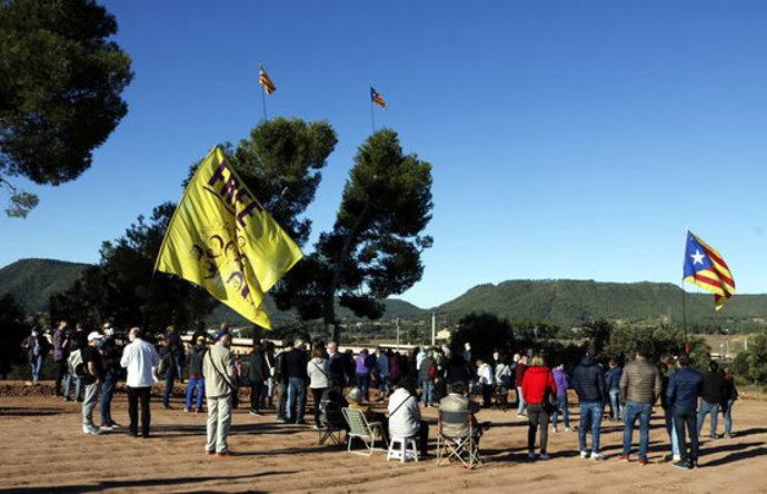 Pla general dels assistents a la concentració a l'esplanada de Lledoners. Imatge del 12 d'octubre del 2020. (Horitzontal)