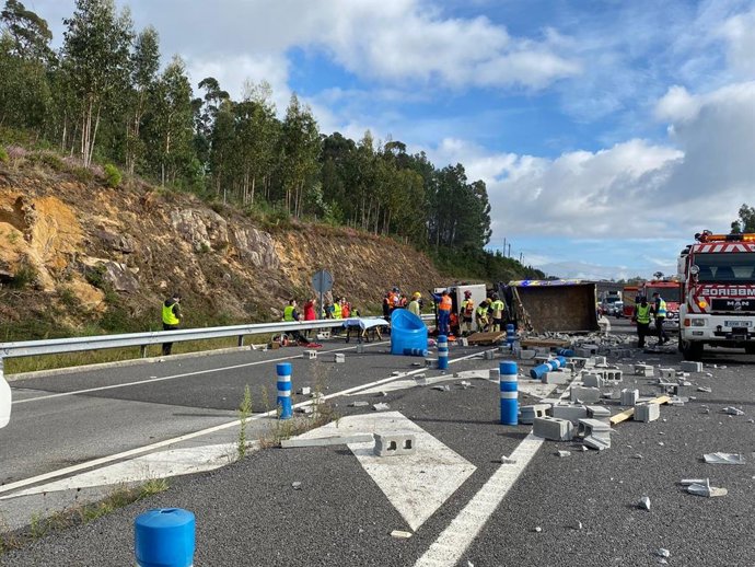 Accidente en A Pobra do Caramiñal de un camión que transportaba bloques de cemento.