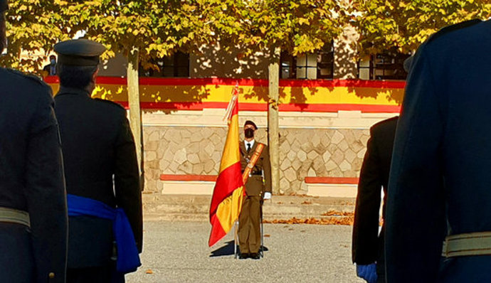 Pla general d'un militar amb la bandera d'Espanya davant d'altres soldats formant, durant la celebració del Dia de la Hispanitat a la caserna del Bruch de Barcelona. Imatge del 12 d'octubre del 2020 (horitzontal)