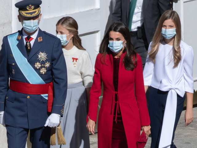 La Reina Letizia ha lucido, por cuarta vez, su dos piezas rojo de Felipe Varela