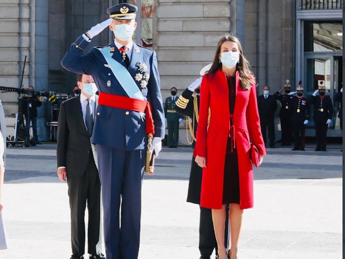 La reina Letícia i el rei Felip que han presidit el dia de les Forces Armades.