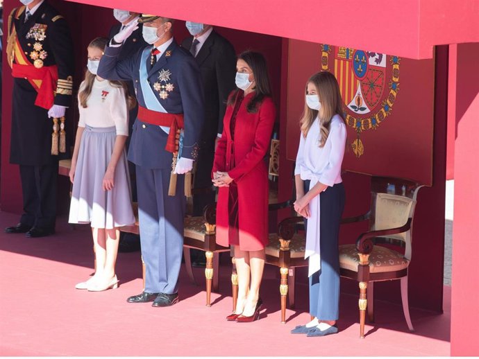 Los Reyes y sus hijas han presidido el acto con motivo del Día de las Fuerzas Armadas