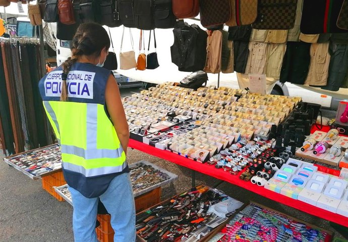 Nota De Prensa:"La Policía Nacional Ha Detenido En Denia A Dos Personas Por La Venta De Productos Falsificados"