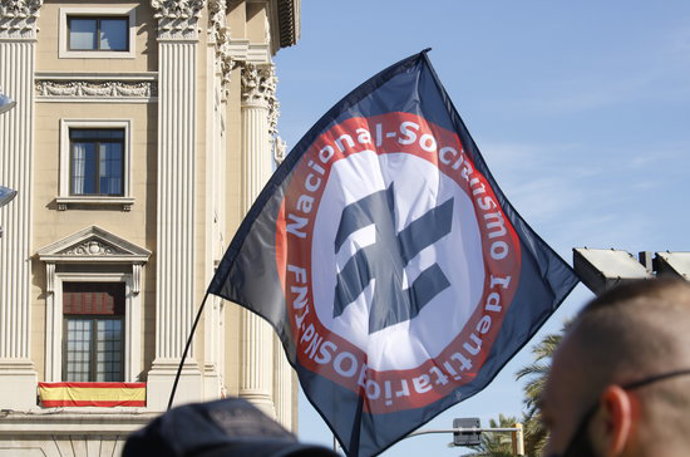 Pla detall d'una bandera del Front Nacional Identitari reivindicant el "nacionalsocialisme identitari" el 12 d'octubre de 2020 (Horitzontal)