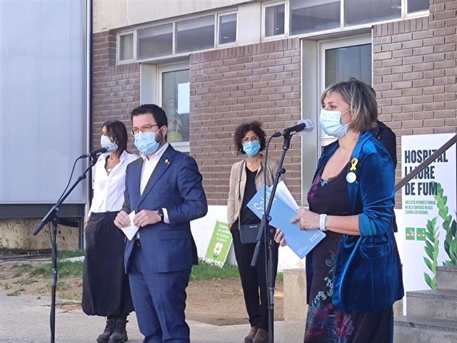 La consellera de Salud, Alba Vergés, en una rueda de prensa junto al  vicepresidente en funciones de presidente, Pere Aragonès, en el Hospital Can Ruti de Badalona.