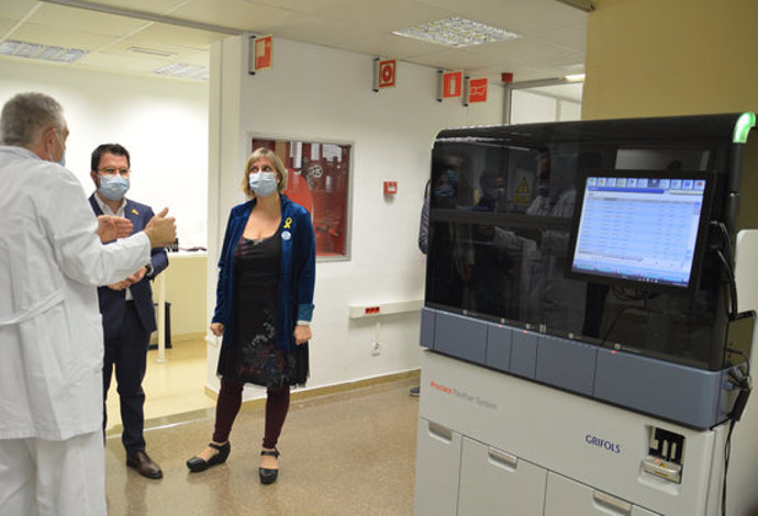 Aragons i Vergés, durant la visita al laboratori clínic de la metropolitana nord a l'Hospital Germans Trias i Pujol de Badalona, el 12 d'octubre del 2020. (Horitzontal)