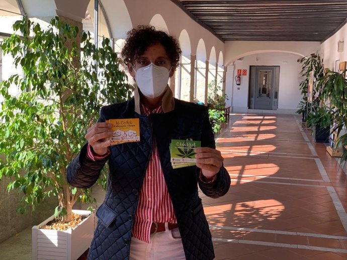 La concejal de Servicios Sociales del Ayuntamiento de Valladolid, Rafaela Romero, muestra los folletos informativos.