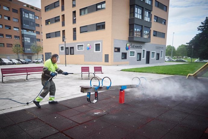 Un trabajador de la empresa FCC desinfecta un parque infantil de Pamplona durante el Estado de Alarma decretado por el Gobierno de España como consecuencia del coronavirus COVID-19. En Pamplona, Navarra, España. A 24 de abril de 2020.