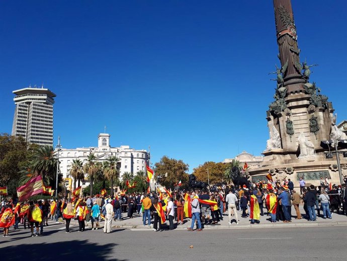 Unes 1.000 persones s'han concertat aquest dilluns al migdia amb banderes d'Espanya davant del monument de Colom a Barcelona amb motiu de la Festa Nacional del 12 d'octubre.