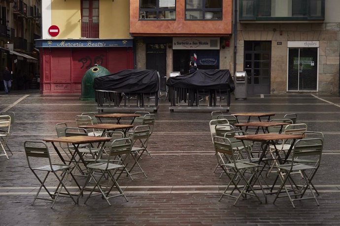 Ambiente en una terraza ubicada en una calle de Pamplona, en Navarra, (España), a 11 de octubre de 2020. El Gobierno de Navarra aprobará una orden foral con nuevas medidas restrictivas para contener el avance del Covid-19 que contempla, entre otras medi