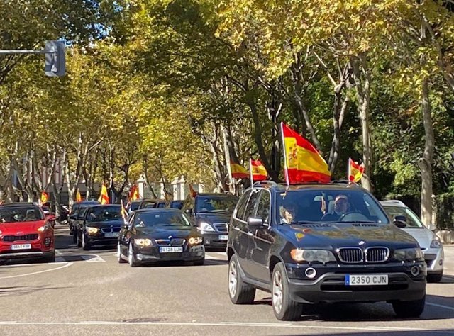 Imagen de vehículos en Valladolid con banderas de España en la marcha convocada por Vox.