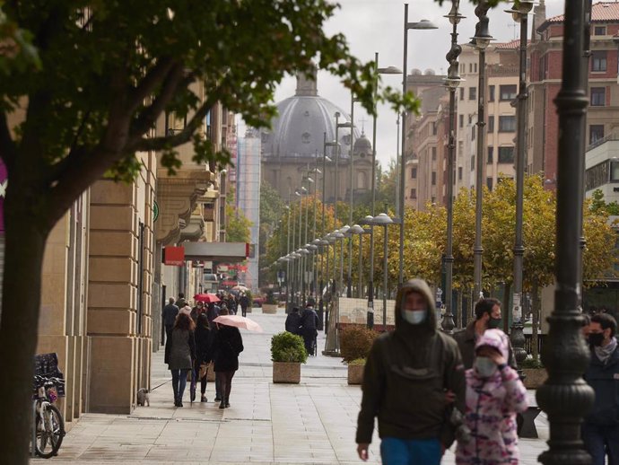 Transeúntes pasean por una calle de Pamplona protegidos con mascarilla debido a la crisis sanitaria del Covid-19, en Pamplona, Navarra, (España), a 11 de octubre de 2020. El Gobierno de Navarra aprobará una orden foral con nuevas medidas restrictivas pa