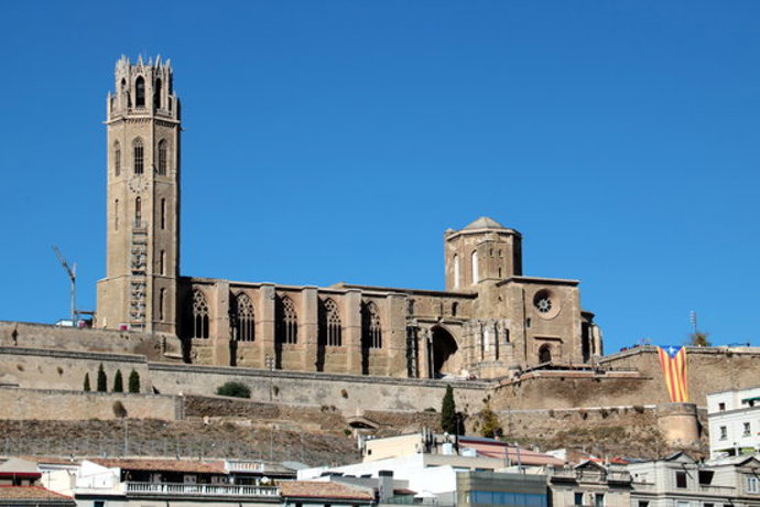 Pla general de la Seu Vella de Lleida, amb l'estelada que ha desplegat el Jovent Republic, el 12 d'octubre del 2020. (Horitzontal)