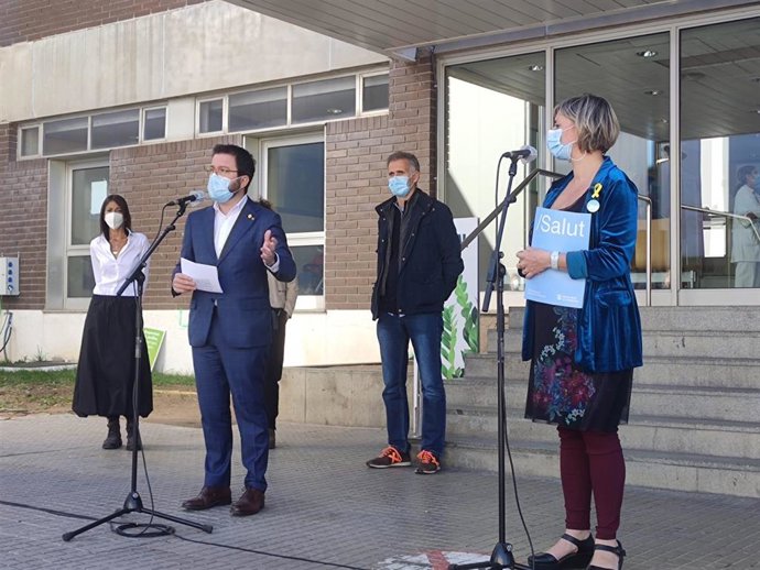 El vicepresidente de la Generalitat en funciones de presidente, Pere Aragons, en la rueda de prensa en el Hospital Germans Trias i Pujol en Badalona (Barcelona).