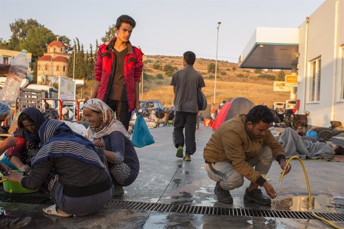 Migrantes en el campo de Moria antes de su destrucción