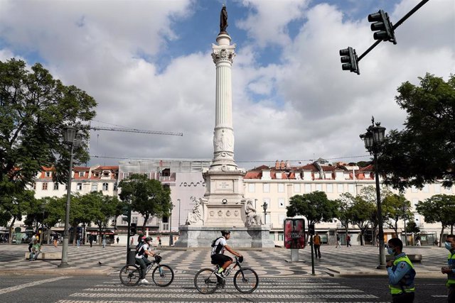 Personas en bicicleta por Lisboa